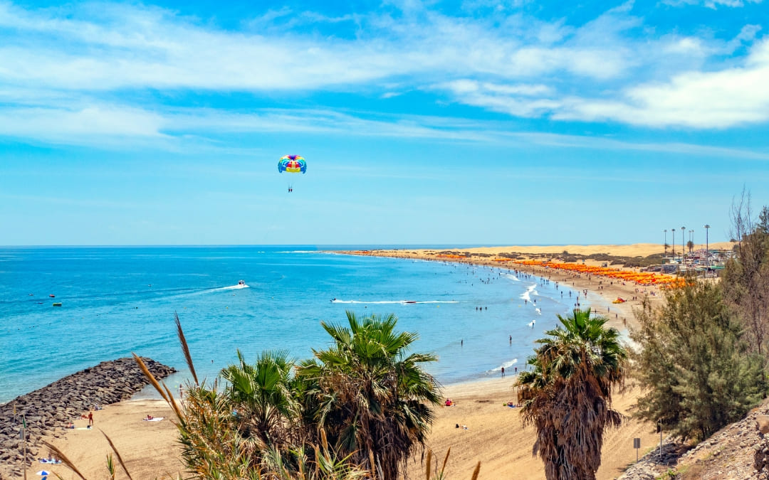 Widok na plażę Playa del Inglés, ocean i palmy