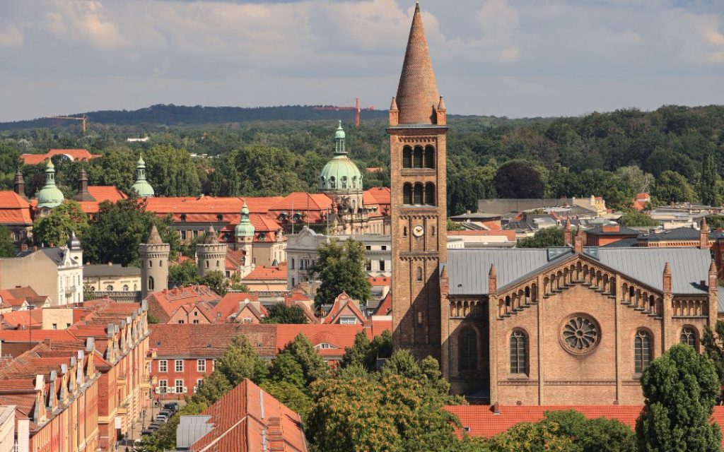 Widok na zabytkowe centrum Poczdamu z wieżą kościoła św. Piotra i Pawła oraz panoramą miasta
