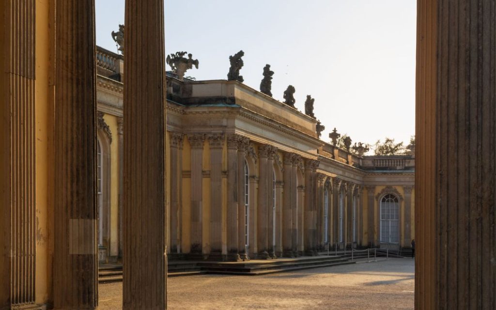 Widok przez kolumny na Pałac Sanssouci