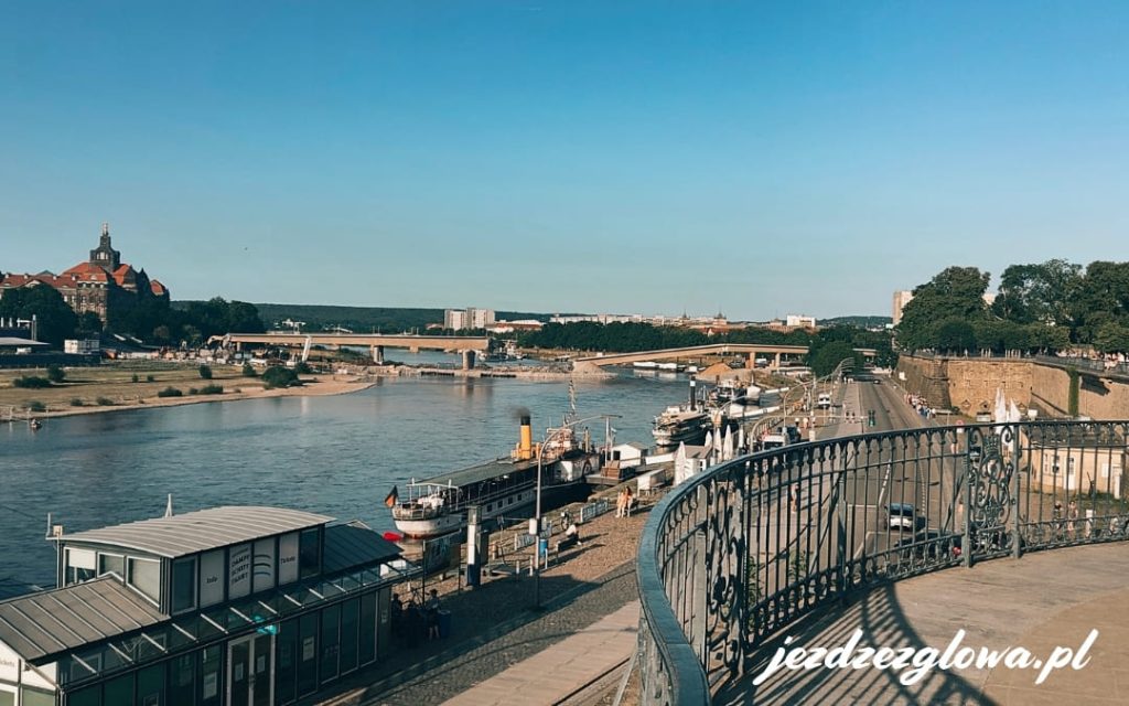 Widok z Tarasów Brühla na Łabę i stare miasto w Dreźnie