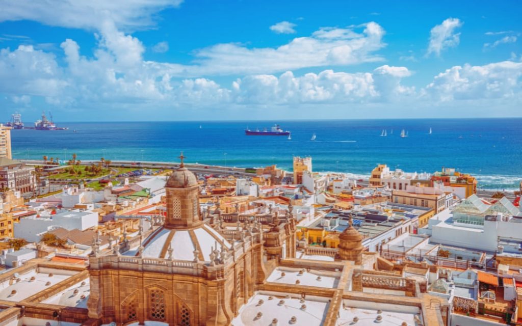 Widok z góry na dachy Las Palmas de Gran Canaria, Katedrę św. Anny i wybrzeże Atlantyku