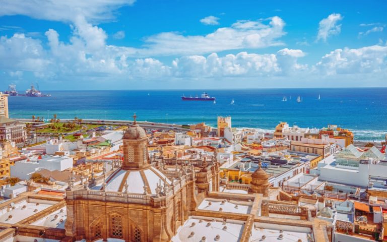 Widok z góry na dachy Las Palmas de Gran Canaria, Katedrę św. Anny i wybrzeże Atlantyku