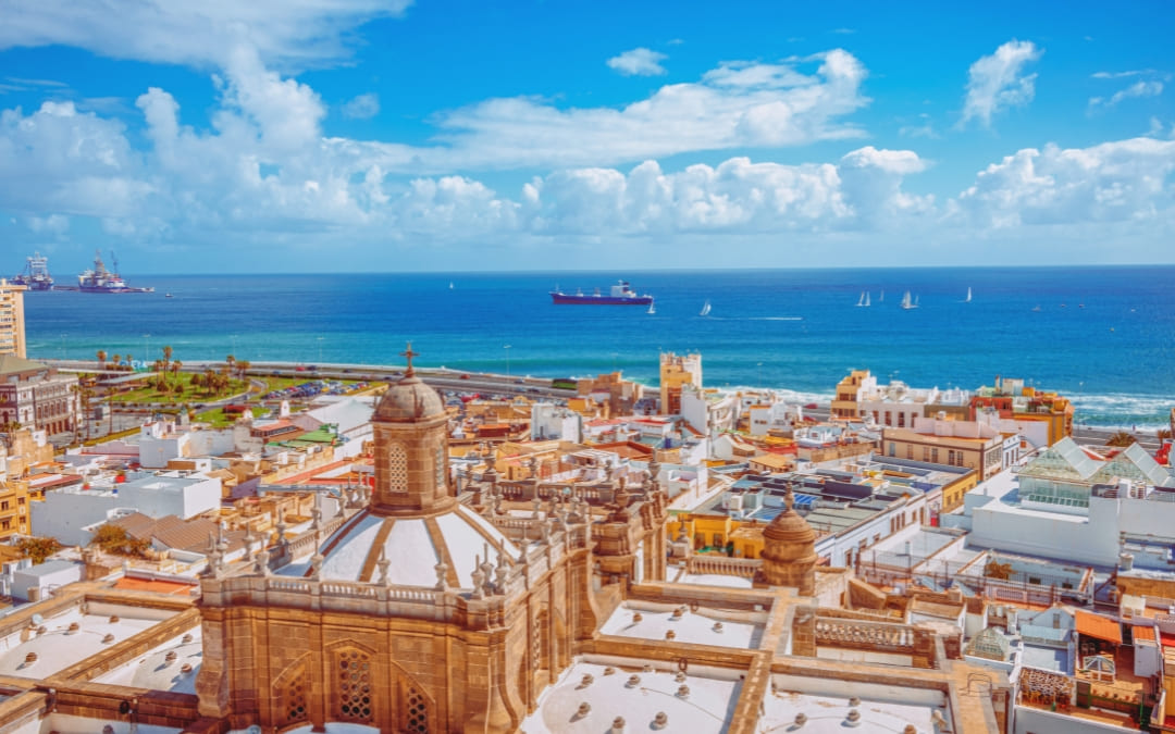 Widok z góry na dachy Las Palmas de Gran Canaria, Katedrę św. Anny i wybrzeże Atlantyku