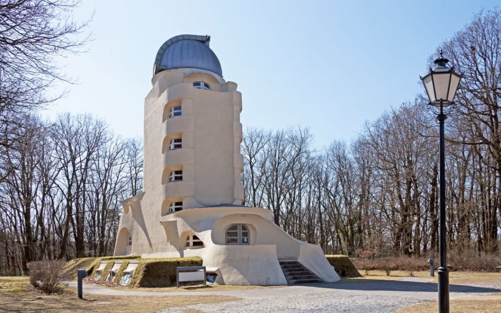 Wieża Einsteina w Poczdamie na wzgórzu Telegrafenberg otoczona parkiem
