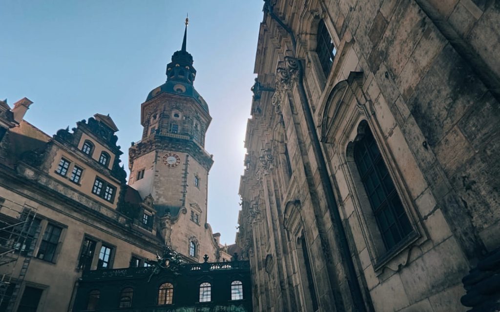 Wieża Hausmannsturm i dziedziniec Zamku Rezydencyjnego w Dreźnie