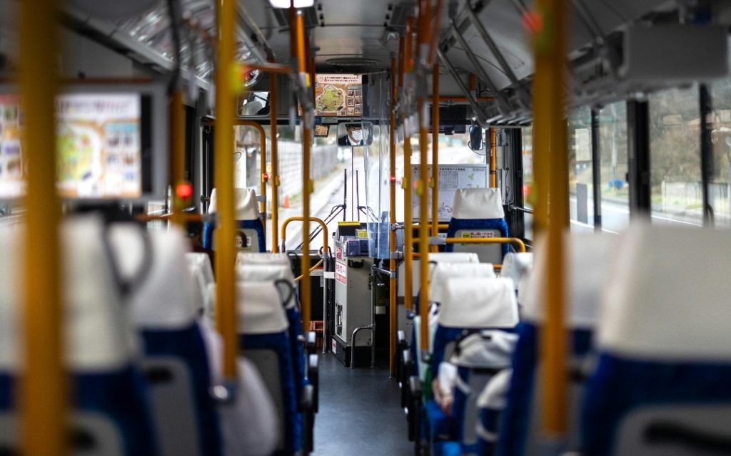 Wnętrze autobusu miejskiego z rzędami siedzeń