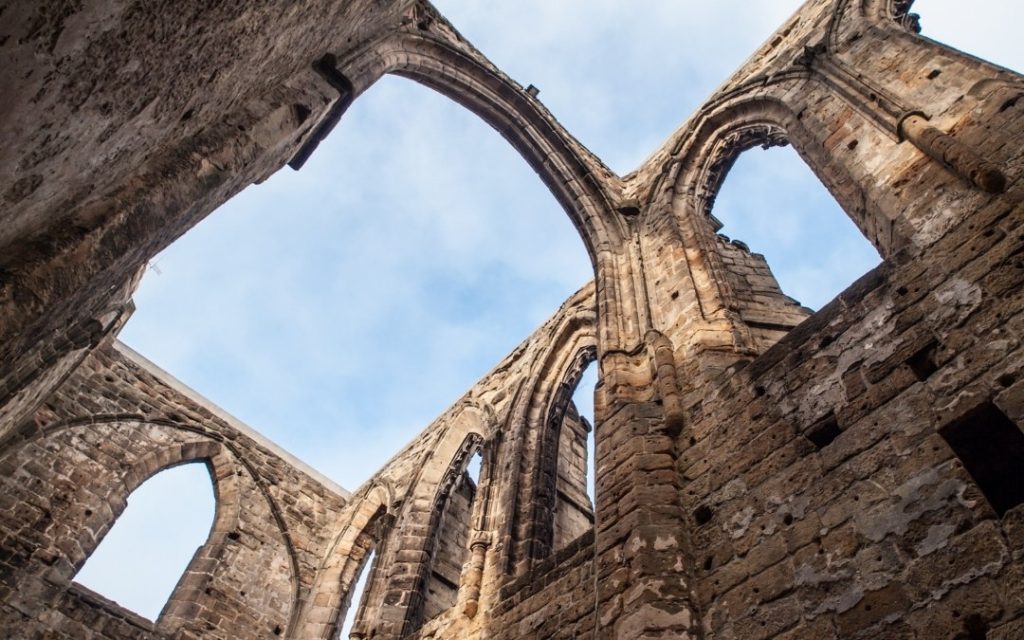 Wnętrze ruin klasztoru Oybin z gotyckimi łukami