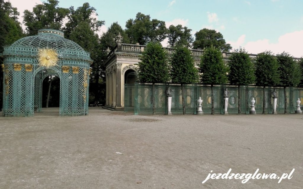 Zabytkowa brama i pawilon w Parku Sanssouci w Poczdamie