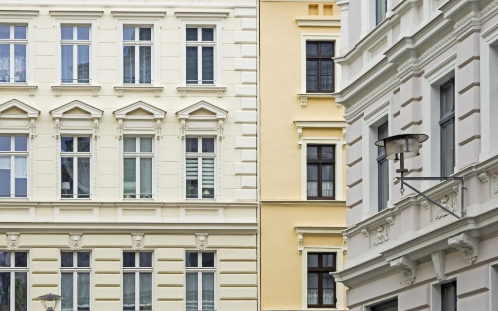 Zabytkowe kamienice w centrum Görlitz z jasnymi fasadami