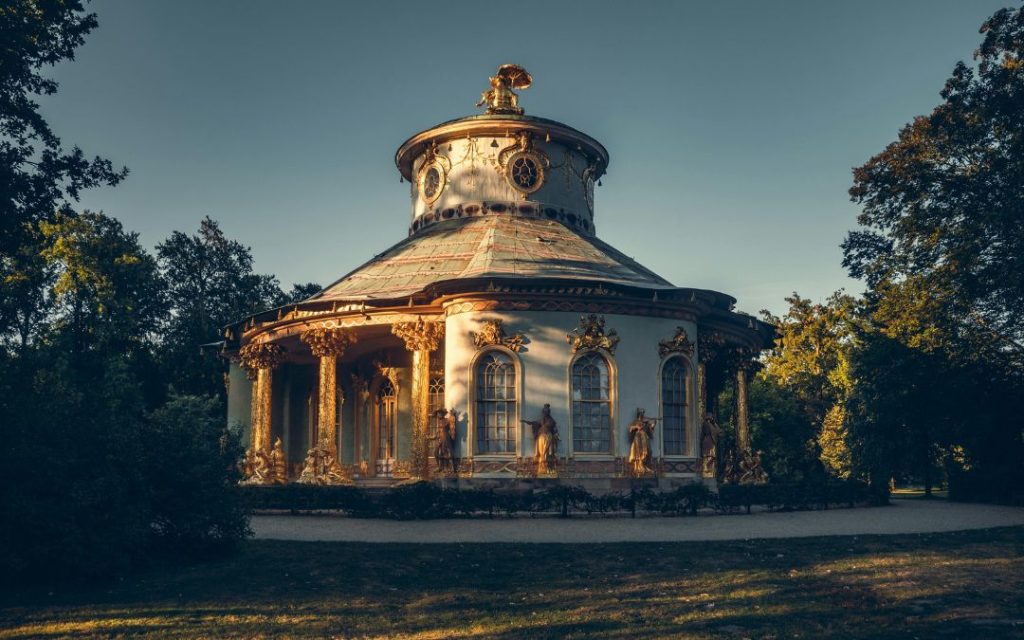 Zabytkowy Pawilon Chiński otoczony zielenią Parku Sanssouci
