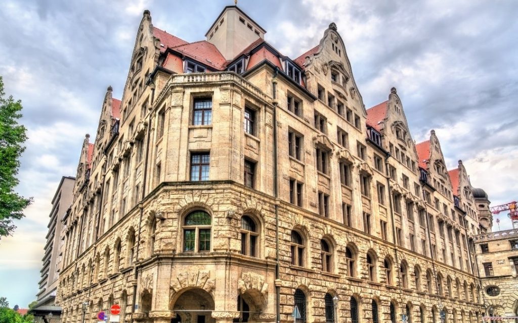 Zabytkowy gmach sądu w Lipsku z masywną kamienną fasadą
