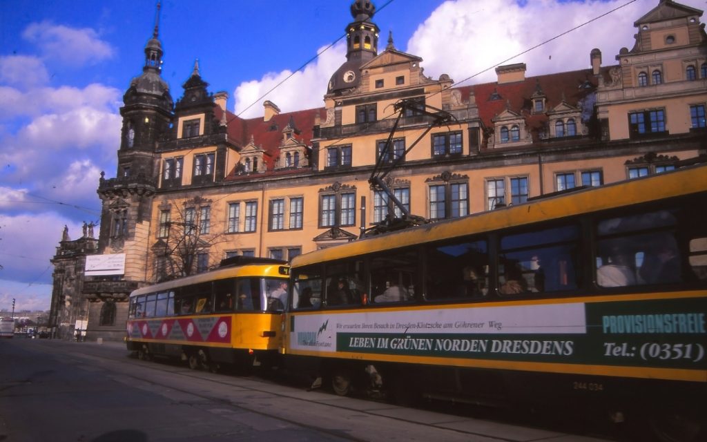 Zabytkowy tramwaj w Dreźnie przed dawnym gmachem miejskim