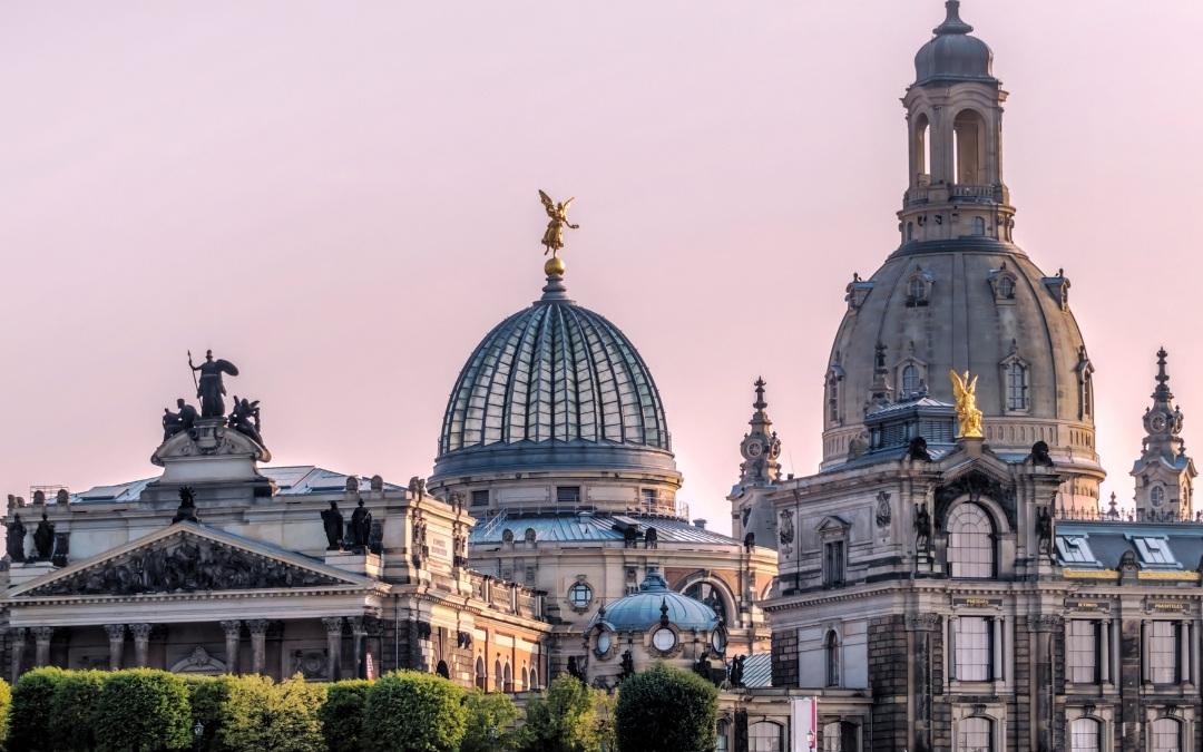 Zachód słońca nad Zwingerem i kopułą Frauenkirche w Dreźnie