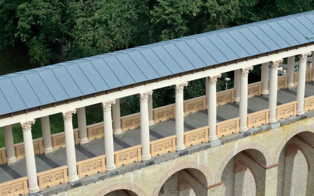Zadaszona kolumnada z białymi filarami w pałacu Belvedere na wzgórzu Pfingstberg w Poczdamie
