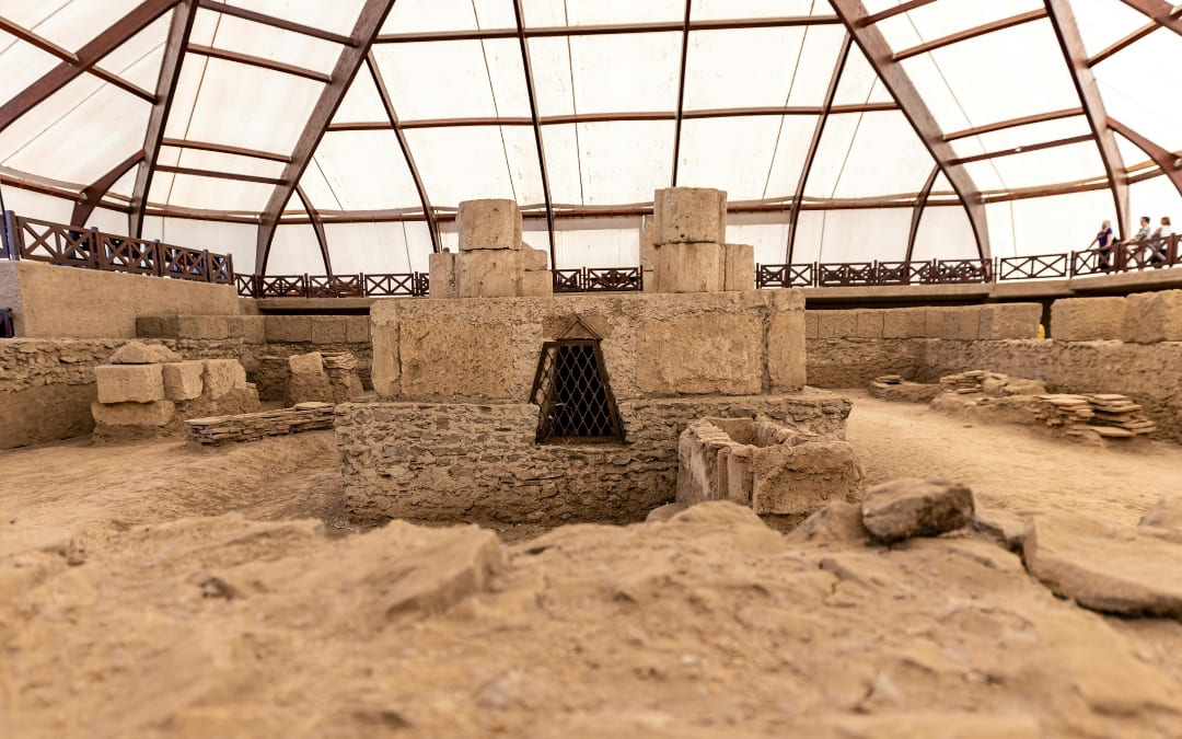 Zadaszone stanowisko archeologiczne z kamiennymi pozostałościami starożytnej budowli