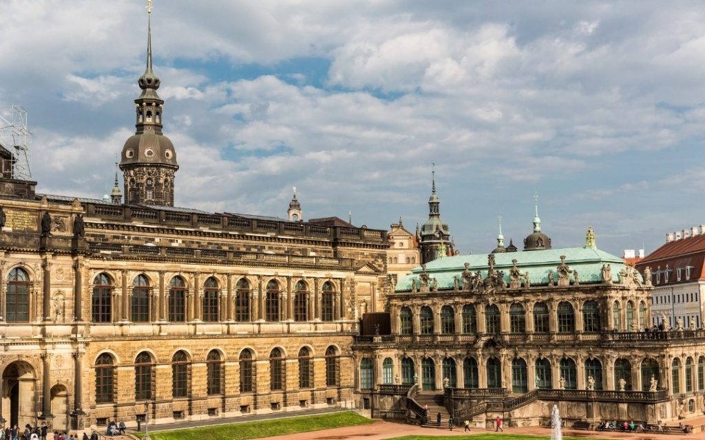 Zamek Rezydencyjny i Zwinger w Dreźnie z widokiem na zabytkowy dziedziniec