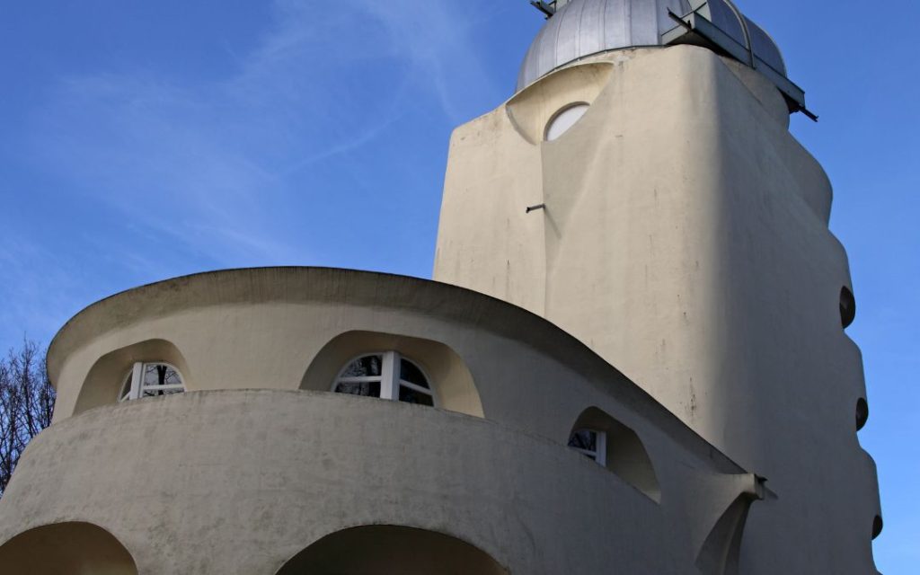 Zbliżenie na Wieżę Einsteina z kopułą obserwatorium
