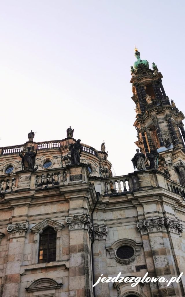 Zbliżenie na architekturę Katedry Świętej Trójcy w Dreźnie