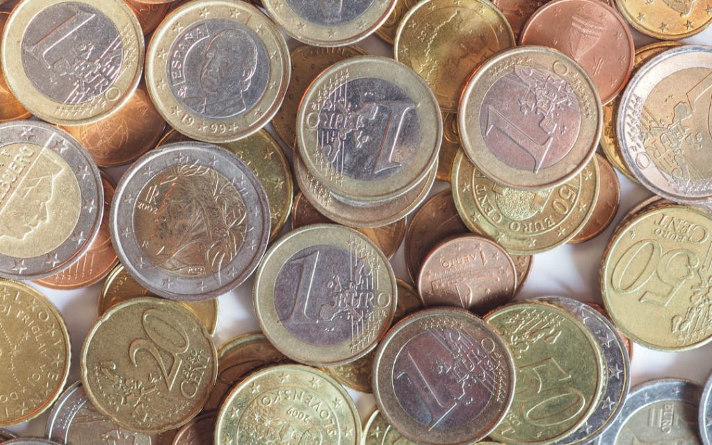 Zbliżenie na monety euro i eurocenty