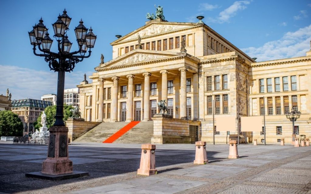 Zdjęcie opery Staatsoper Unter den Linden od boku z widoczną lampą z przodu