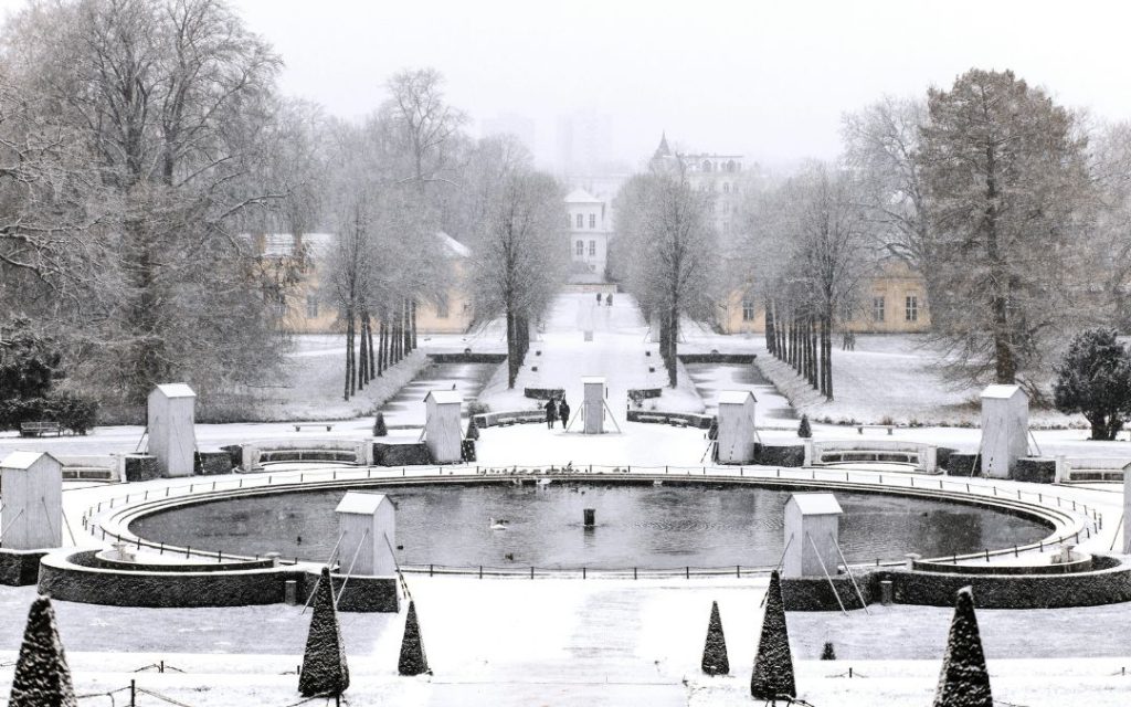 Zimowy widok na fontannę w Parku Sanssouci w Poczdamie