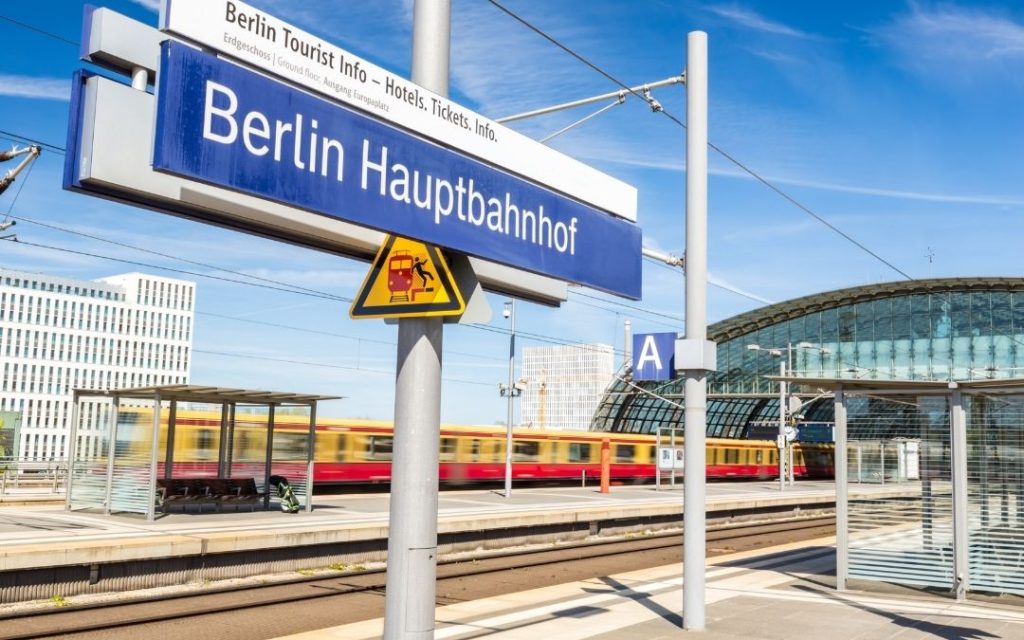Znak Berlin Hauptbahnhof na dworcu kolejnowym