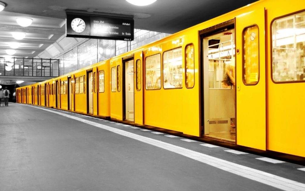 Żółty pociąg U-Bahn na stacji metra w Berlinie