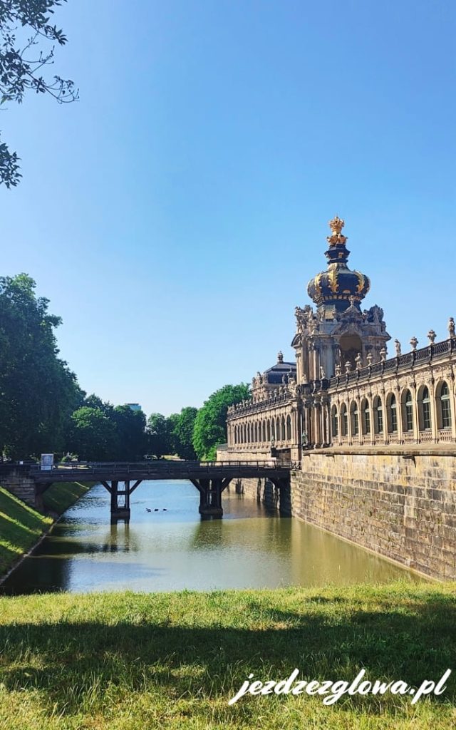 Zwinger w Dreźnie z koroną nad fosą i ogrodami