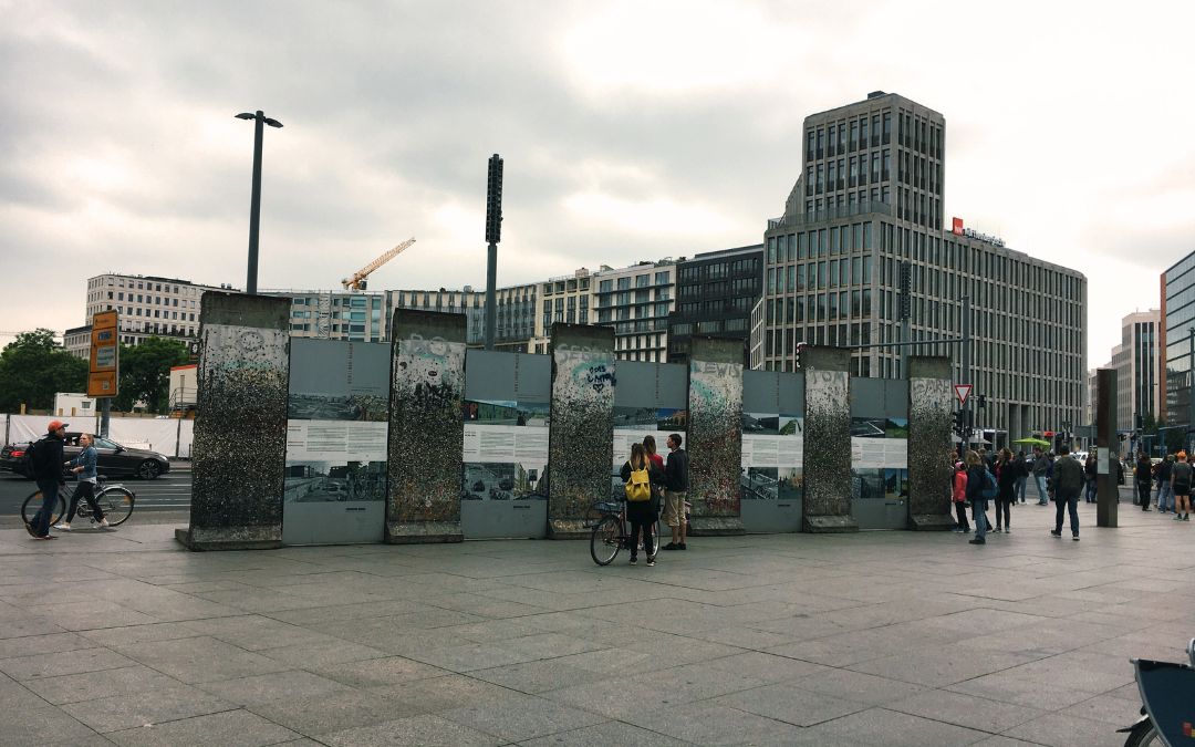 fragmenty Muru Berlińskiego jako pomnik i wystawa plenerowa na Potsdamer Platz w Berlinie