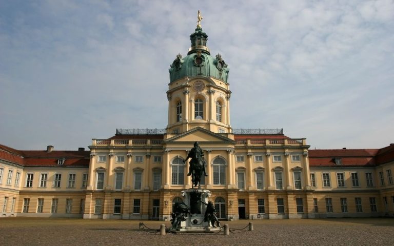 pałac charlottenburg z zewnątrz od frontu z pomnikiem przed budynkiem