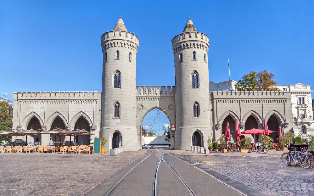 Brama Nauener Tor w Poczdamie z torami tramwajowymi
