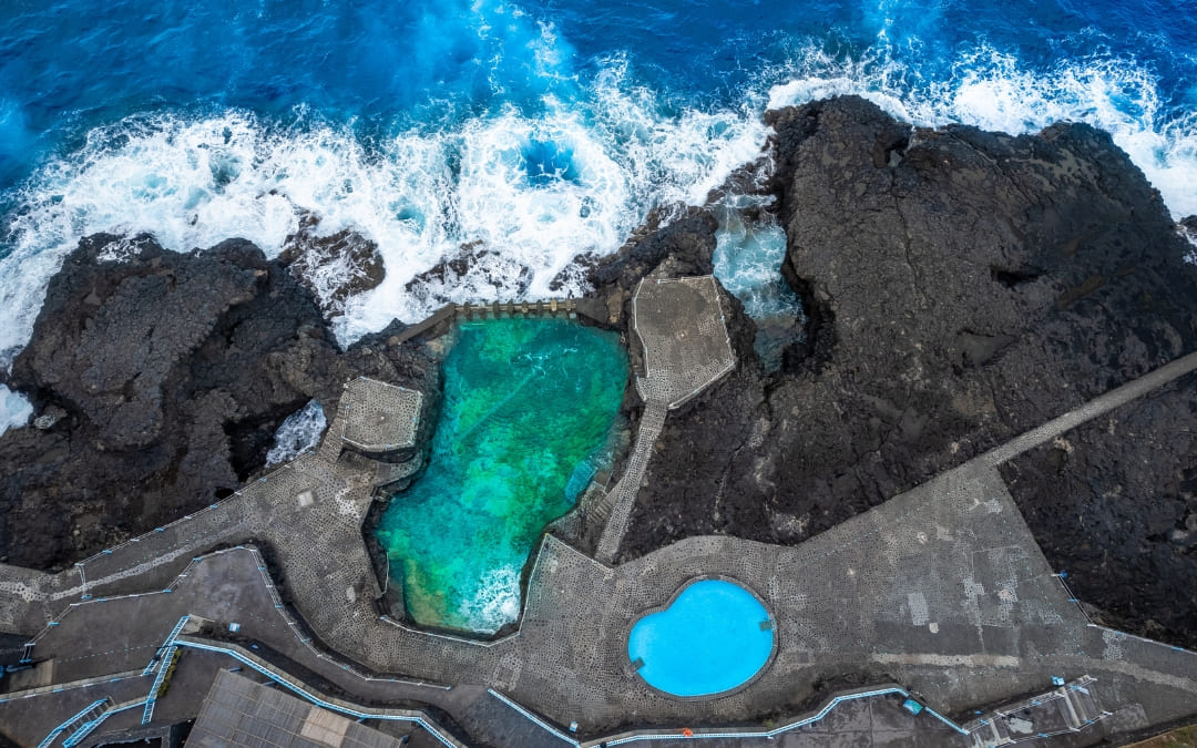 Charco Azul na La Palmie z naturalnymi basenami oceanicznymi