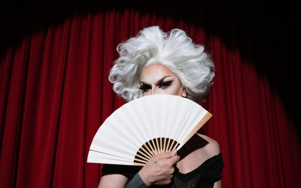 Drag queen z wachlarzem