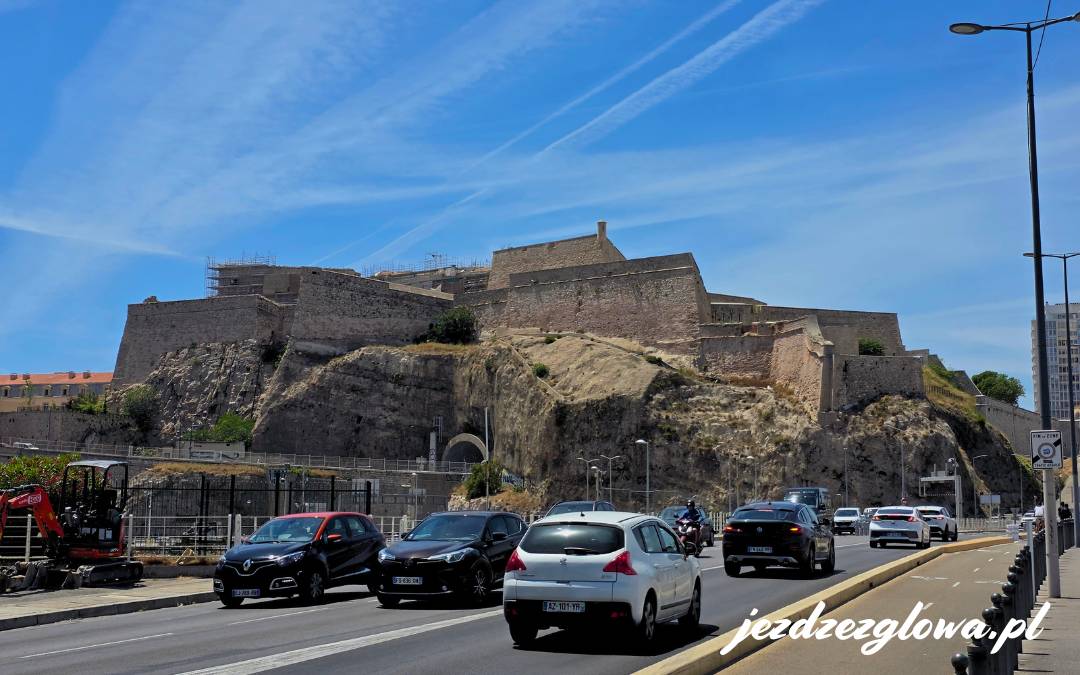 Fort Saint-Jean w Marsylii przy nadmorskiej ulicy