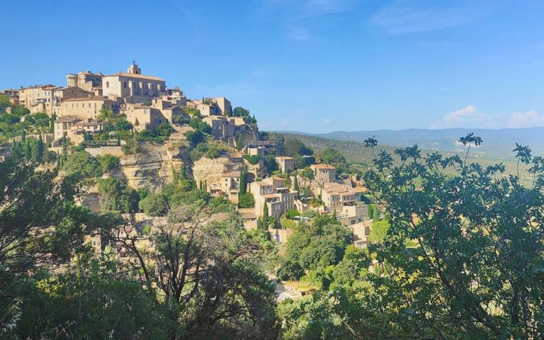 Gordes w Prowansji – przewodnik po jednym z najpiękniejszych miasteczek Francji