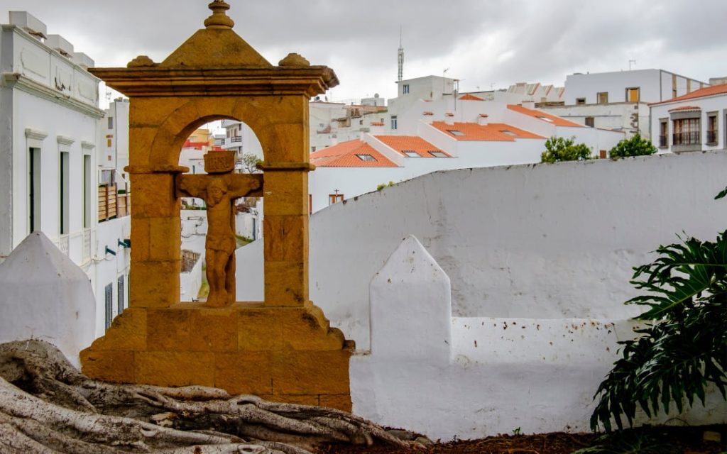 Kapliczka z krzyżem Hornacina del Calvario przy Plaza del Altozano w historycznej dzielnicy San Francisco w Telde