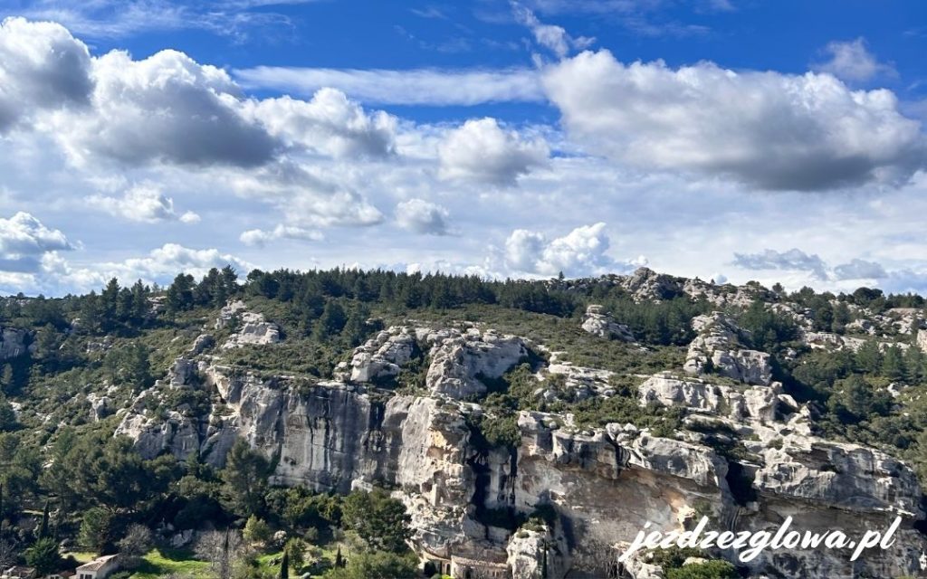 Les Baux-de-Provence – skaliste wzgórza Alpilles, malownicza panorama Prowansji