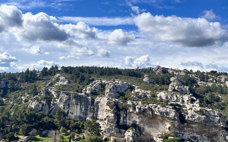 Les Baux-de-Provence – skaliste wzgórza Alpilles, malownicza panorama Prowansji
