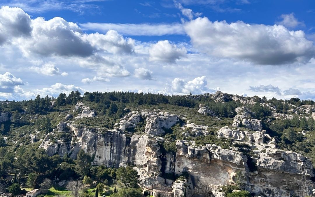 Les Baux-de-Provence – skaliste wzgórza Alpilles, malownicza panorama Prowansji