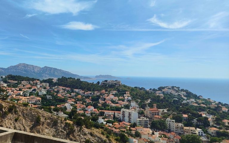 Marsylia z Notre-Dame de la Garde – panorama Starego Portu, morza i miasta z lotu ptaka