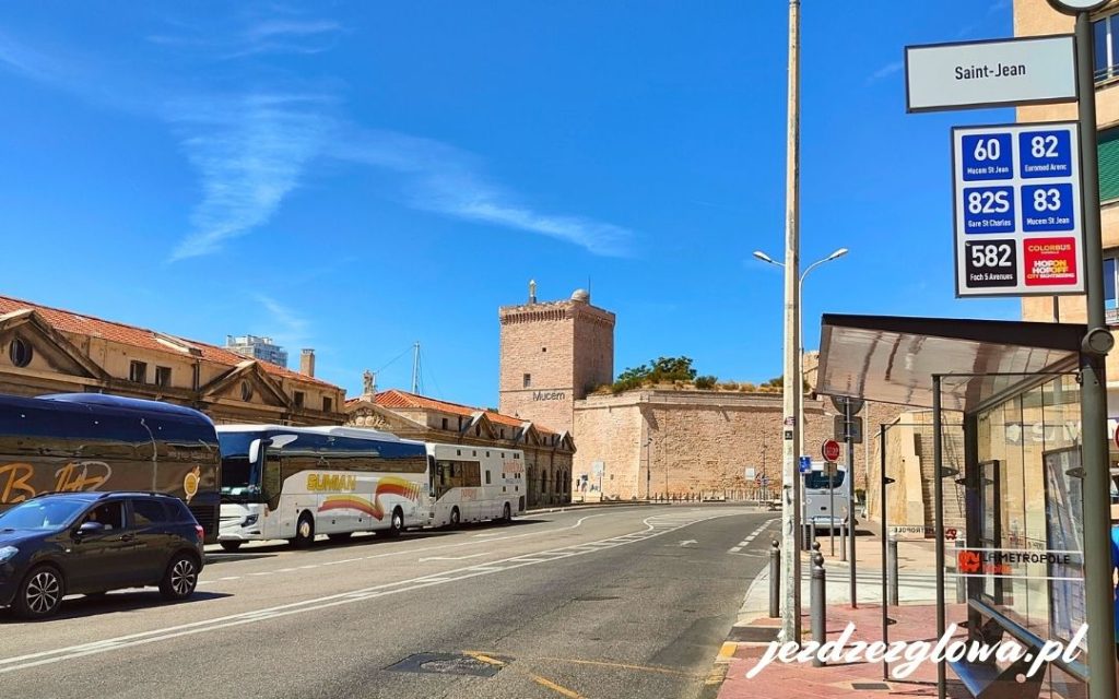 Marsylia – widok na MuCEM i Fort Saint-Jean, przystanek komunikacji miejskiej w tle