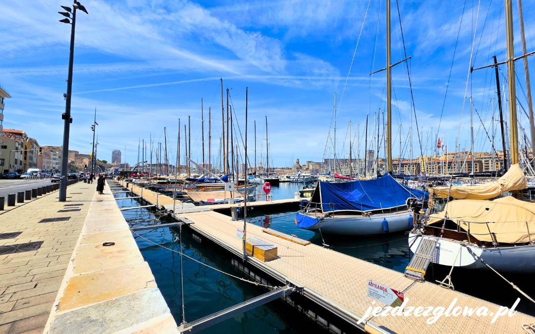 Nabrzeże Vieux-Port z jachtami w Marsylii