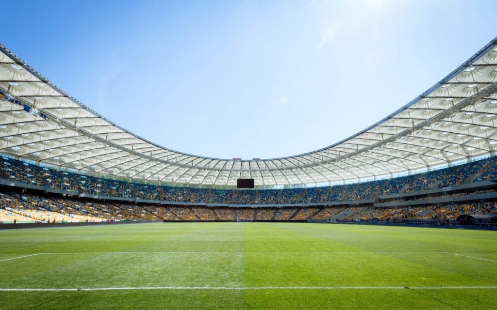 Nowoczesny stadion piłkarski z murawą i trybunami