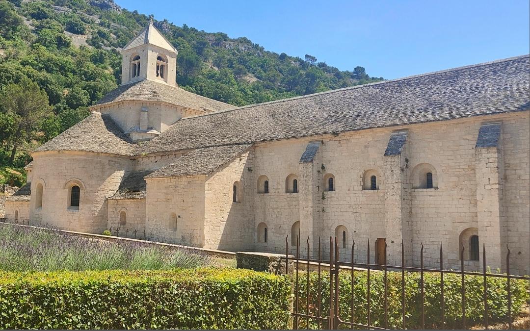 Opactwo Sénanque koło Gordes – romańska architektura, kamienne mury i pola lawendy w Prowansji
Źródło: jezdzezglowa.pl