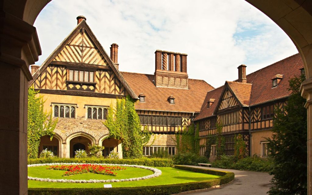Pałac Cecilienhof w Poczdamie z dziedzińcem i ogrodem
