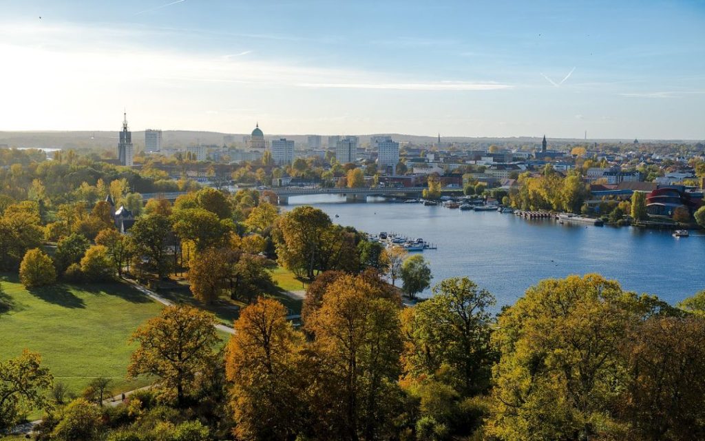 Panorama Poczdamu nad Hawelą z widokiem na centrum miasta i jesienne drzewa