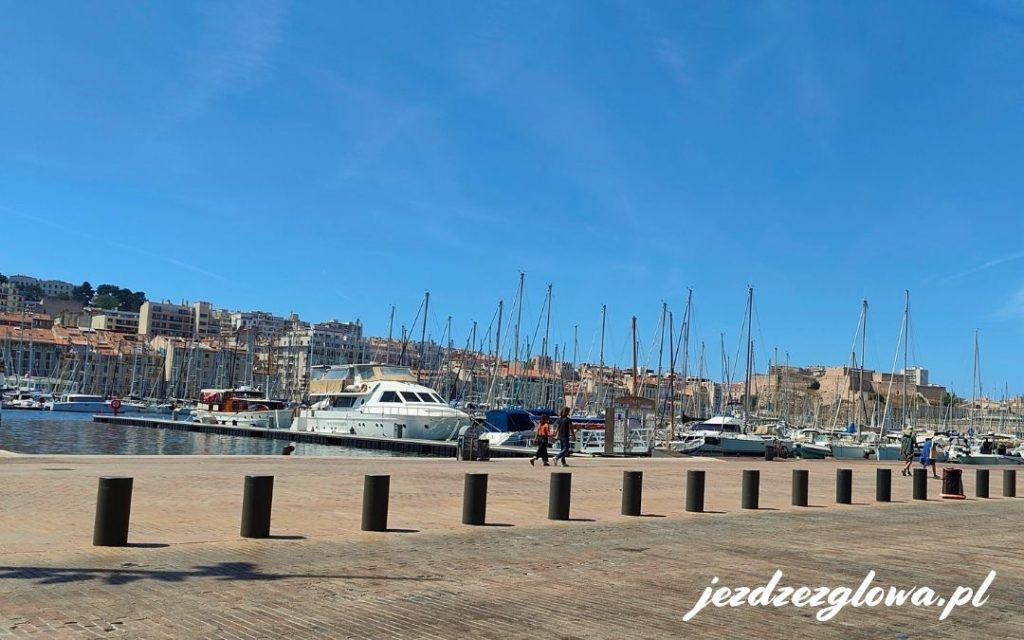 Panorama Starego Portu w Marsylii z licznymi masztami żaglówek i widokiem na Fort Saint-Jean