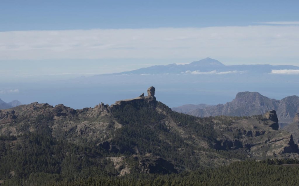 Panorama gór Gran Canarii z monolitem Roque Nublo i widocznym w tle wulkanem Teide