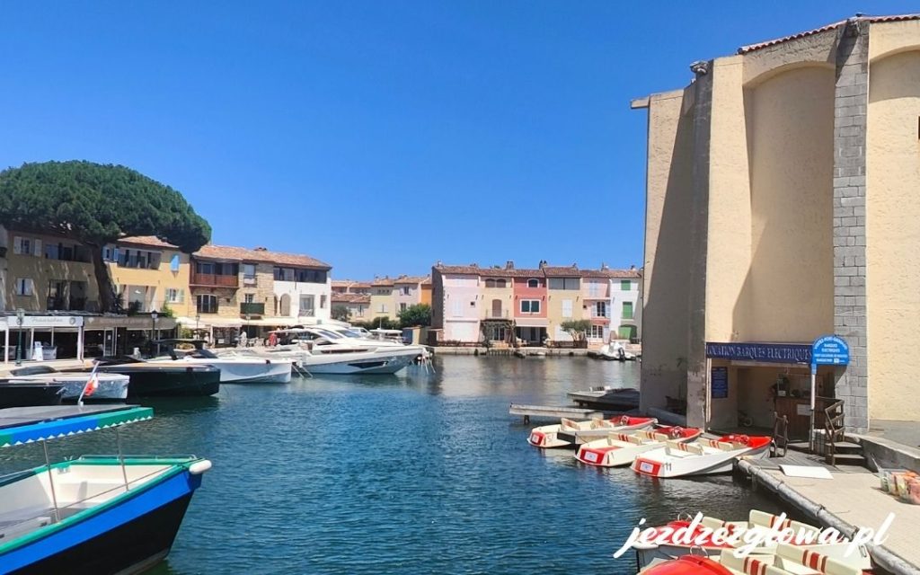 Port Grimaud we Francji – kanał z zacumowanymi łódkami i jachtami otoczony kolorowymi domami