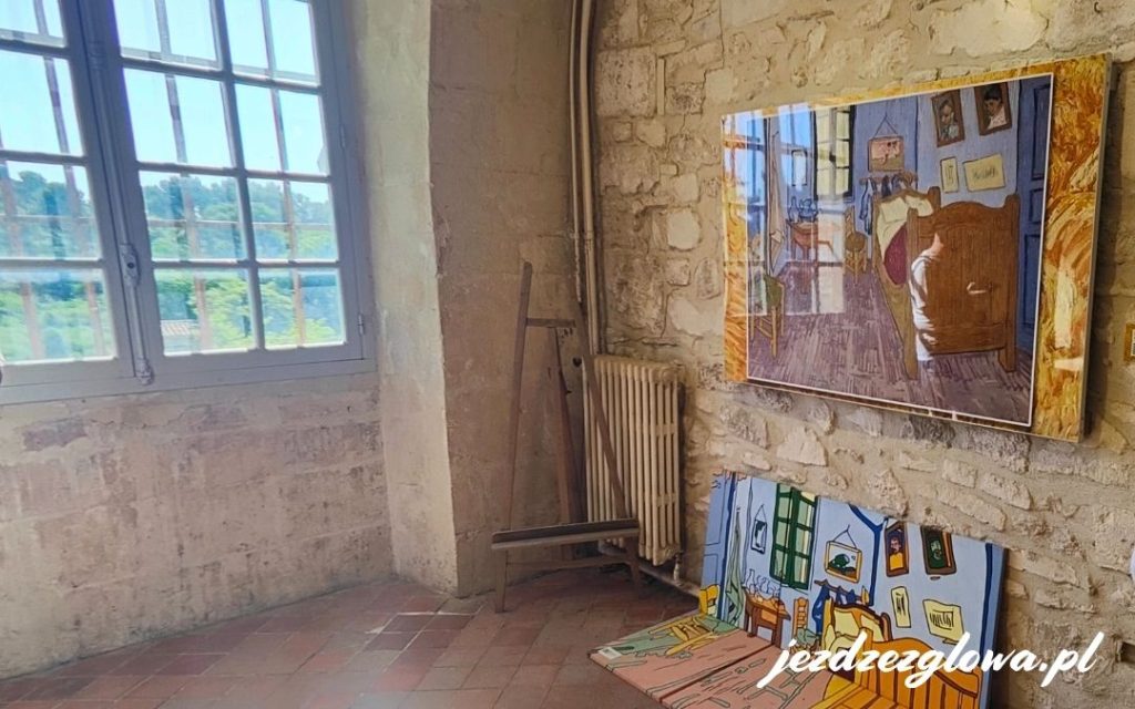 Saint-Rémy-de-Provence – reprodukcje 'Sypialni w Arles' Van Gogha w miejscu jego pobytu